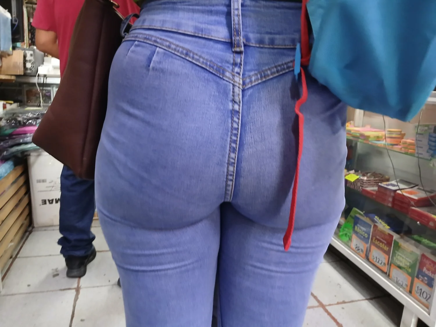 Tremendo culote de mamá soltera en la papelería image 4