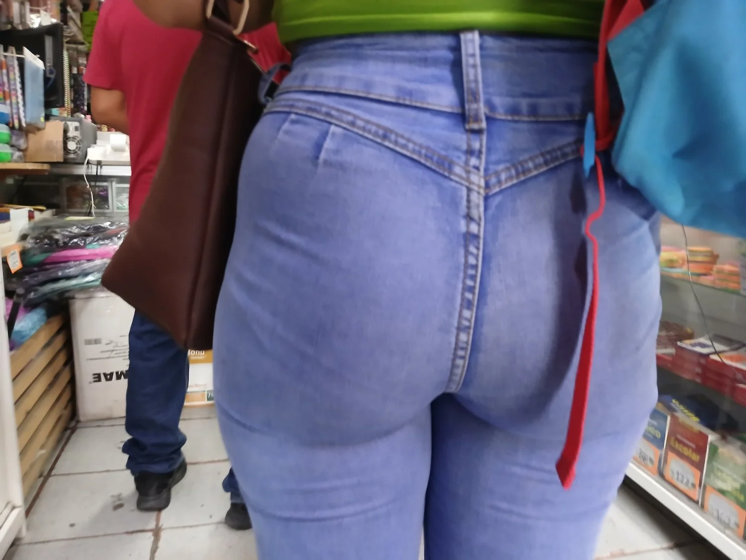 Tremendo culote de mamá soltera en la papelería image 5