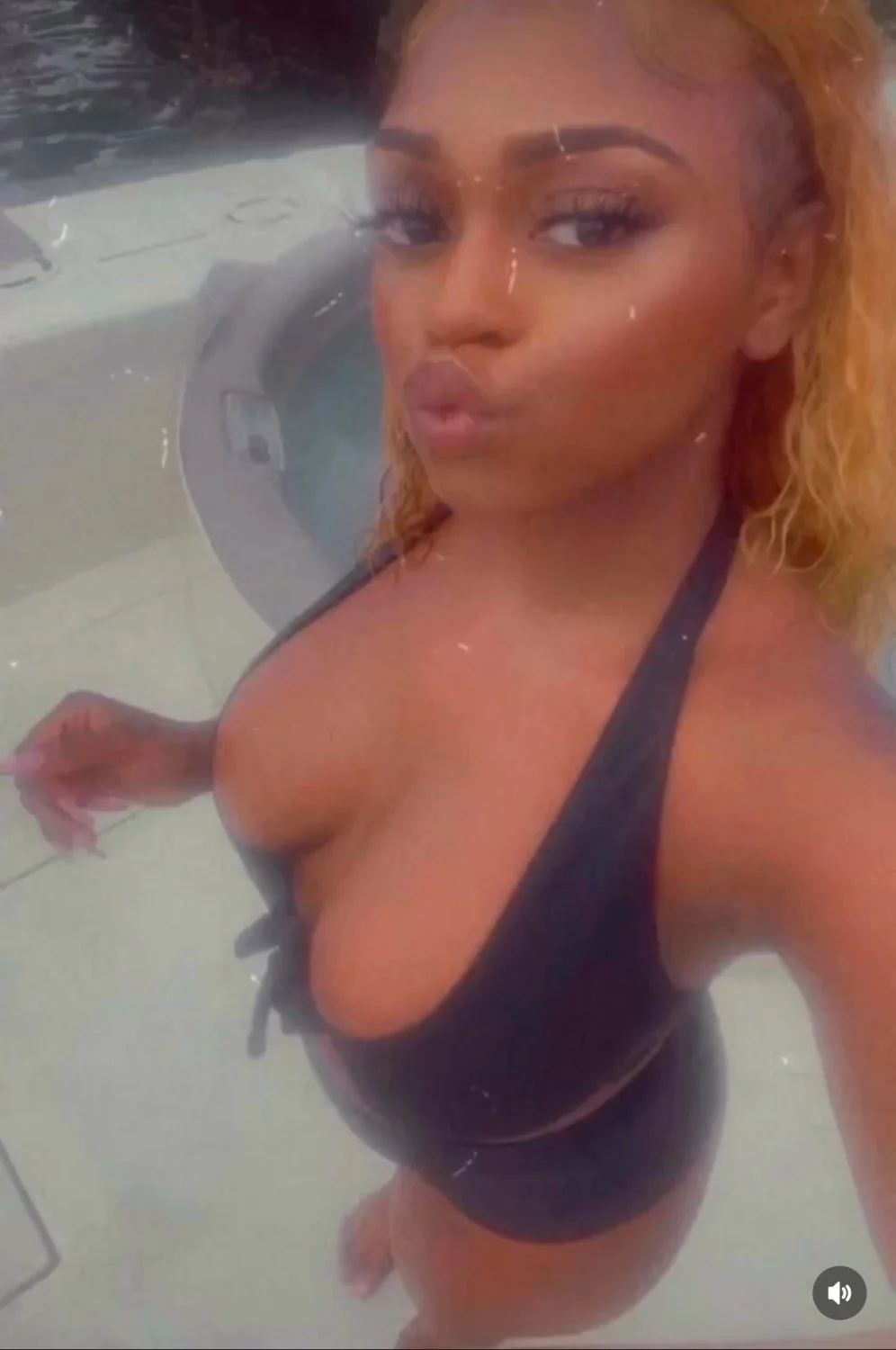 Pyt hood Ebony image 2