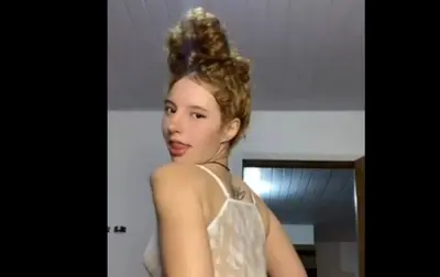 Novinha ruiva carinha de safada é gostosa e adora se exibir cover image