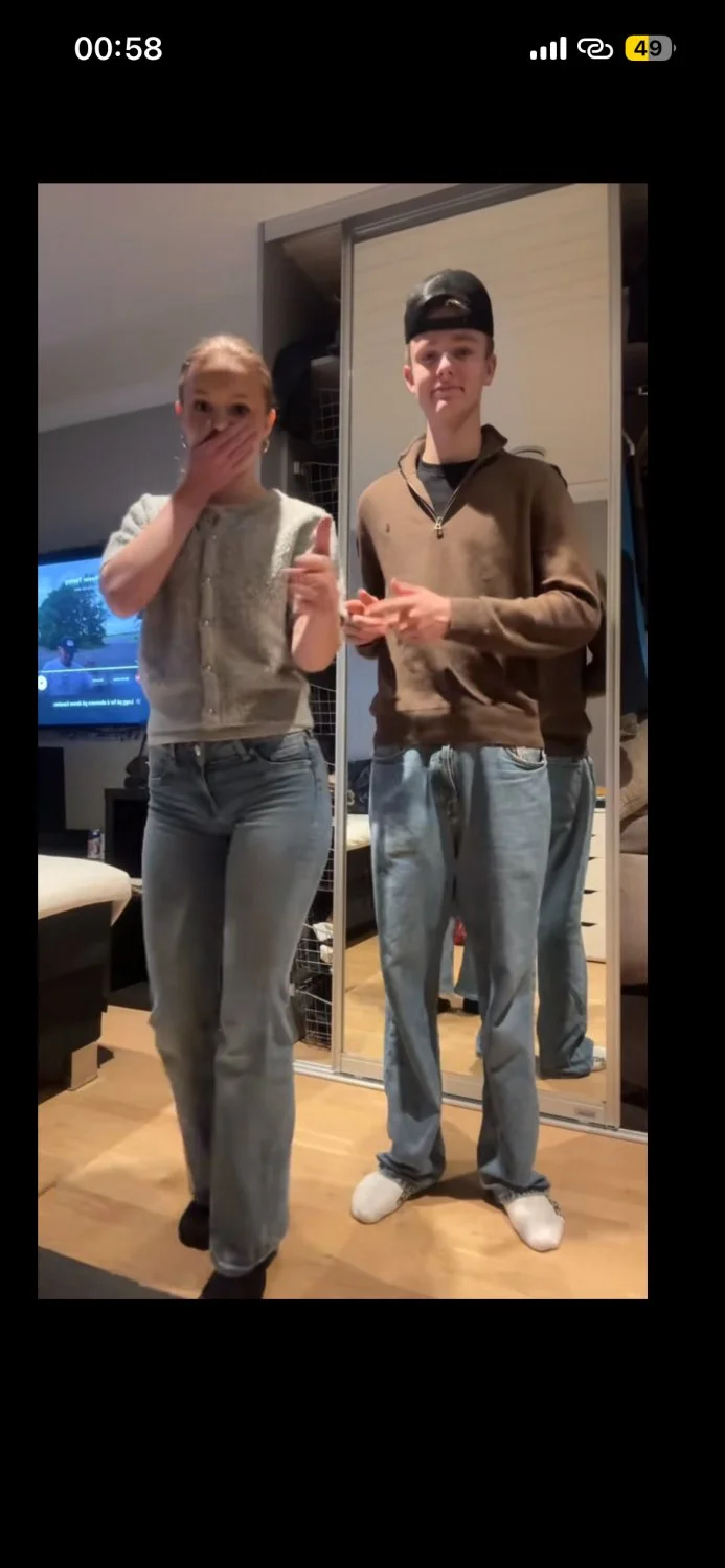 This slut sends nudes to otherd while she has a boyfriend legal slut image 6