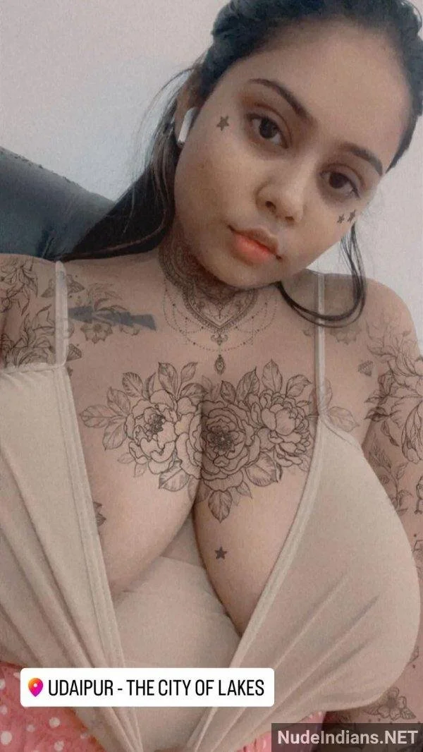 Indian girl show her boobs image 13