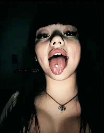 Novinha caiu na net levando pirocada na buceta, putinha vazada pelo ex cover image