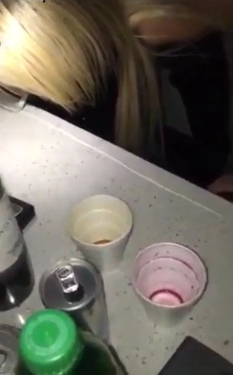 Amateur snorting Coc@ine Party Girl main image