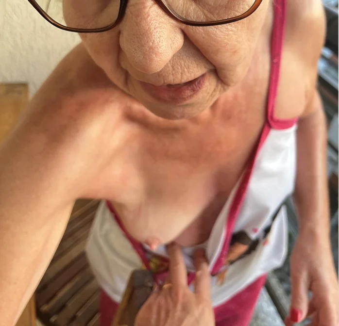 Vovó 80 anos... colocando as galhas na filha... que velha deliciosa... virou minha amante há 12 anos image 5