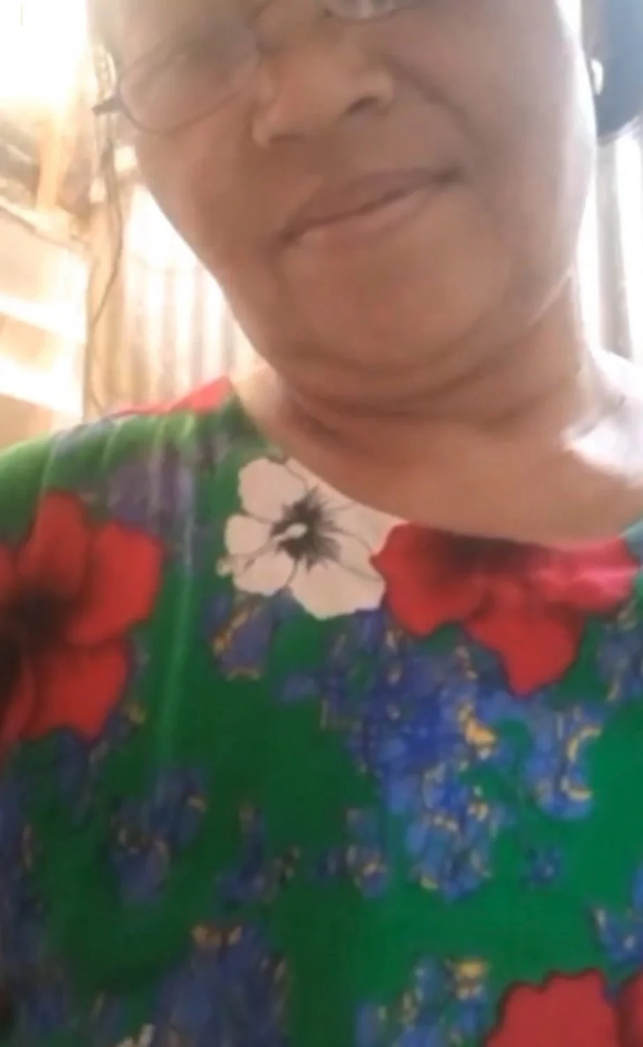 Coroa irmã da igreja dirigente do culto de missões mostrando os peitos pro negão na chamada 😈😈 image 2