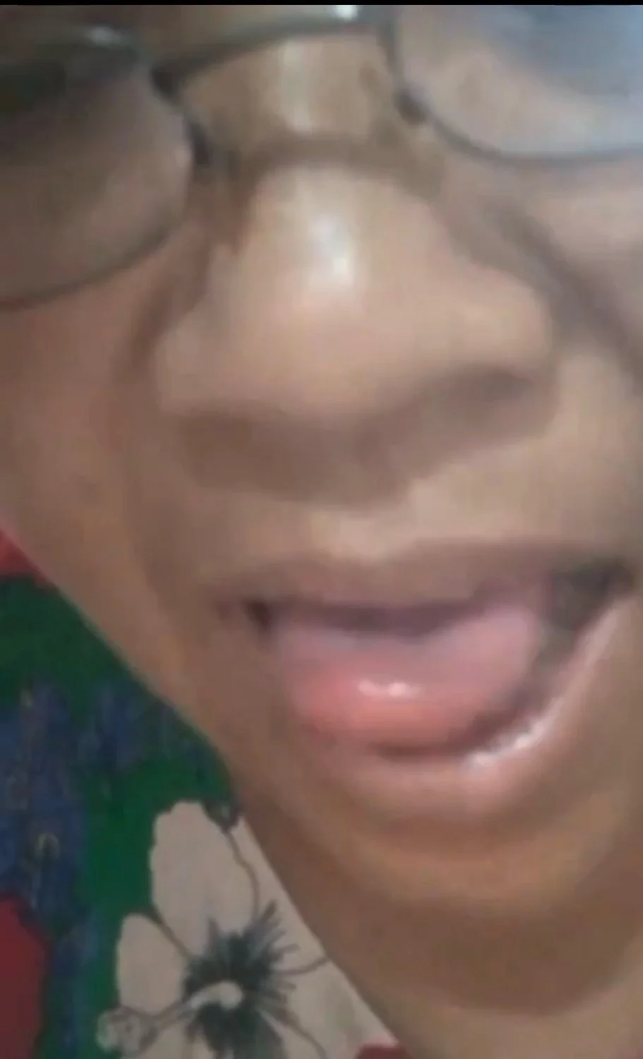 Coroa irmã da igreja dirigente do culto de missões mostrando os peitos pro negão na chamada 😈😈 image 3