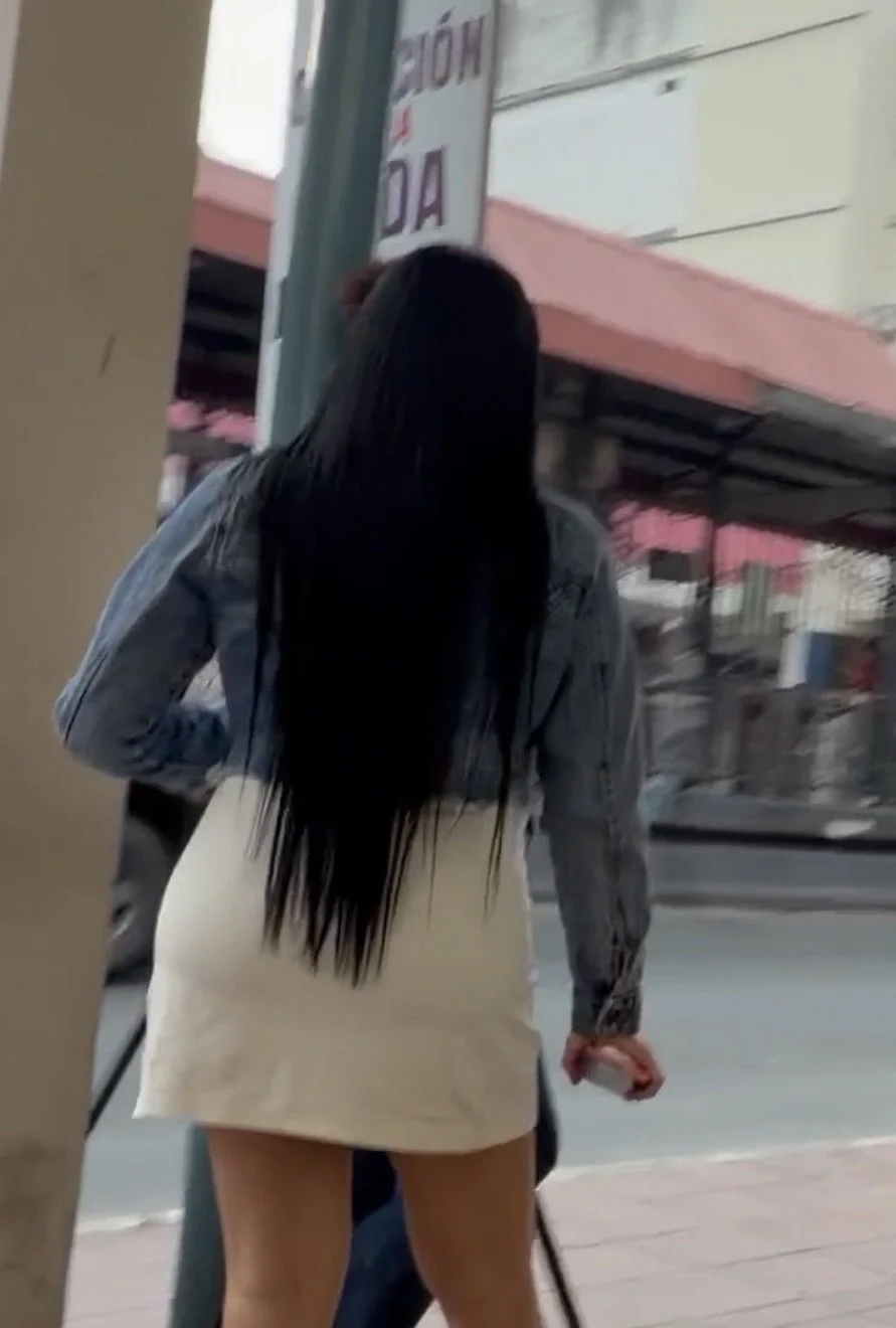 Caught, she was pissed! Sexy ass upskirt. Se enojo pero ya era muy tarde. image 12