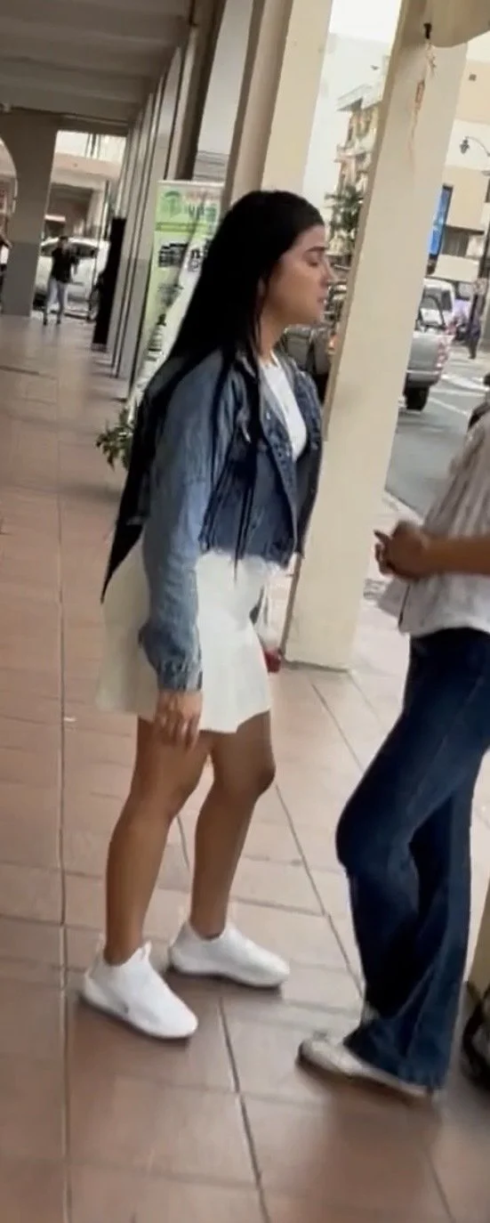 Caught, she was pissed! Sexy ass upskirt. Se enojo pero ya era muy tarde. image 5