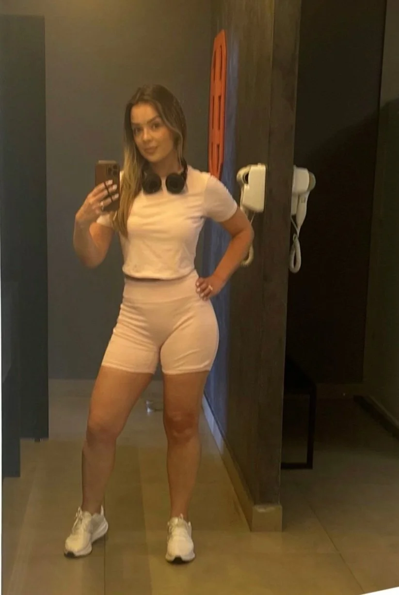 Dentro? Sim ou não? Loira Casada da academia. image 4