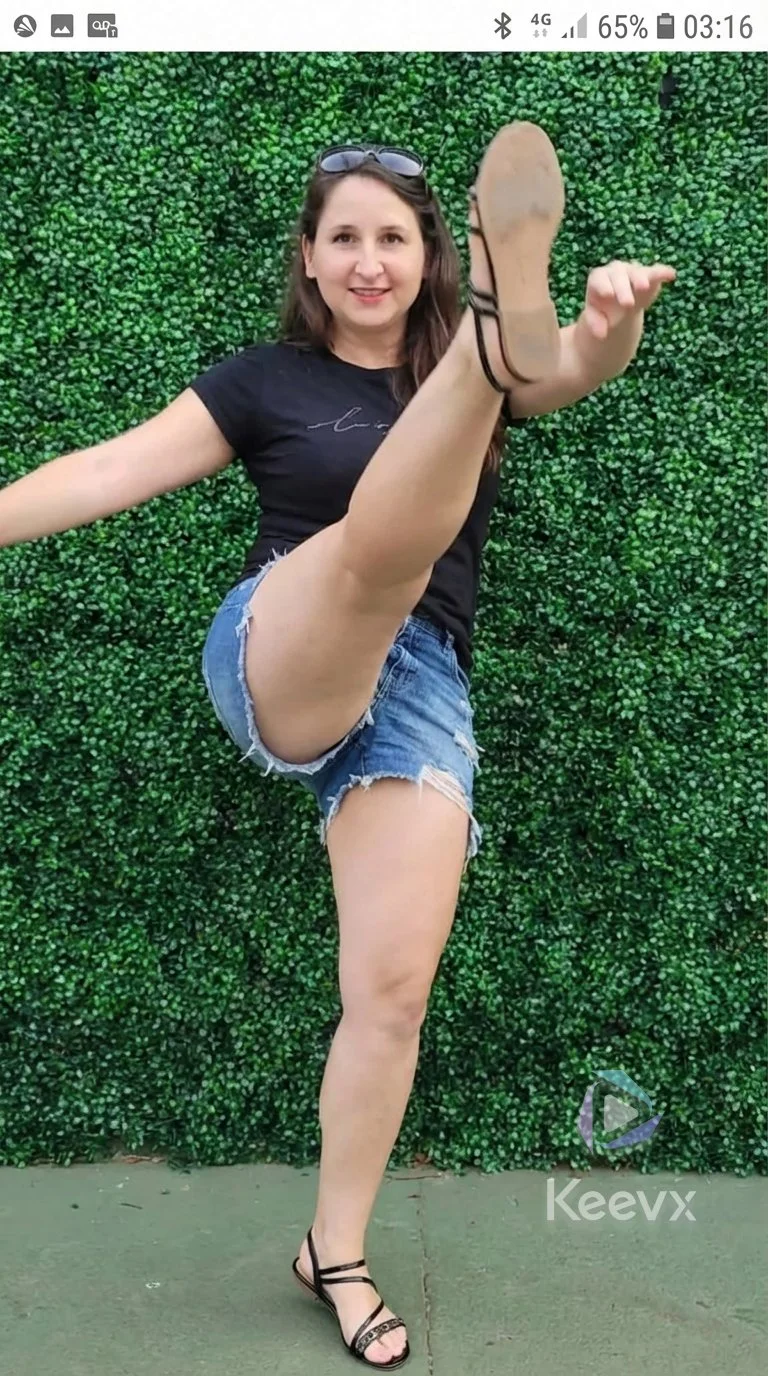 Bailarina gostosa adora provocar com movimentos vulgares de balé. AI - IA - PMV image 24
