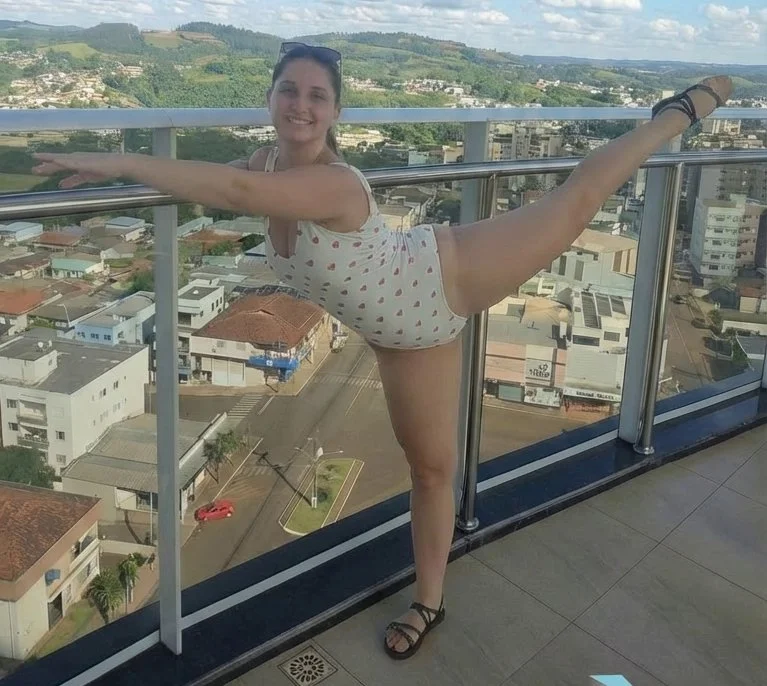 Bailarina gostosa adora provocar com movimentos vulgares de balé. AI - IA - PMV image 43