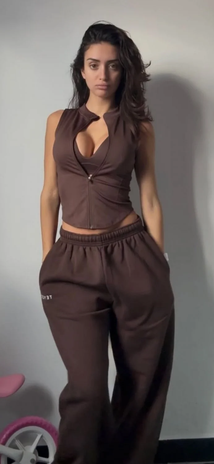 Italian fit babe with Dsl image 5