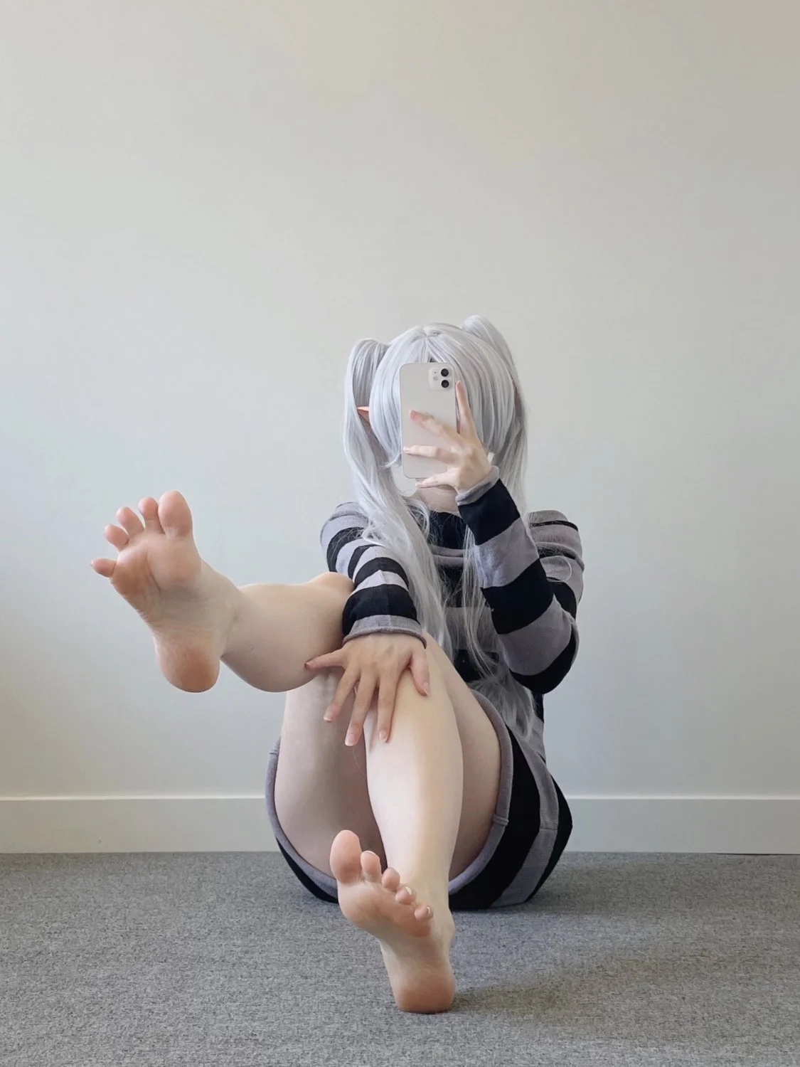 Cosplayer showing her feet like the goon material she is, cute and adorable girl 🌹 image 4
