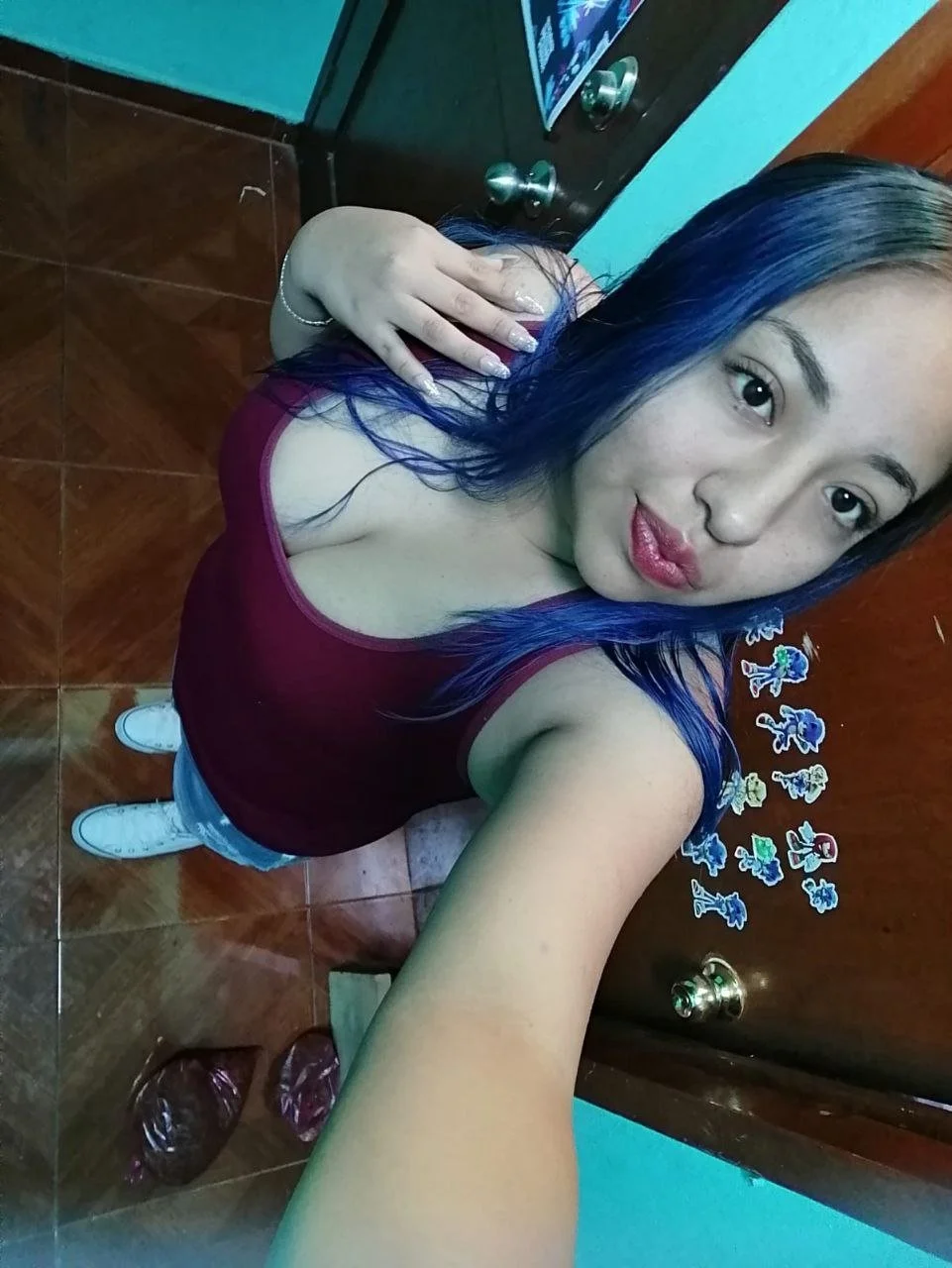 Rica puta expuesta Vanessa mostrando las tetas y la vagina main image
