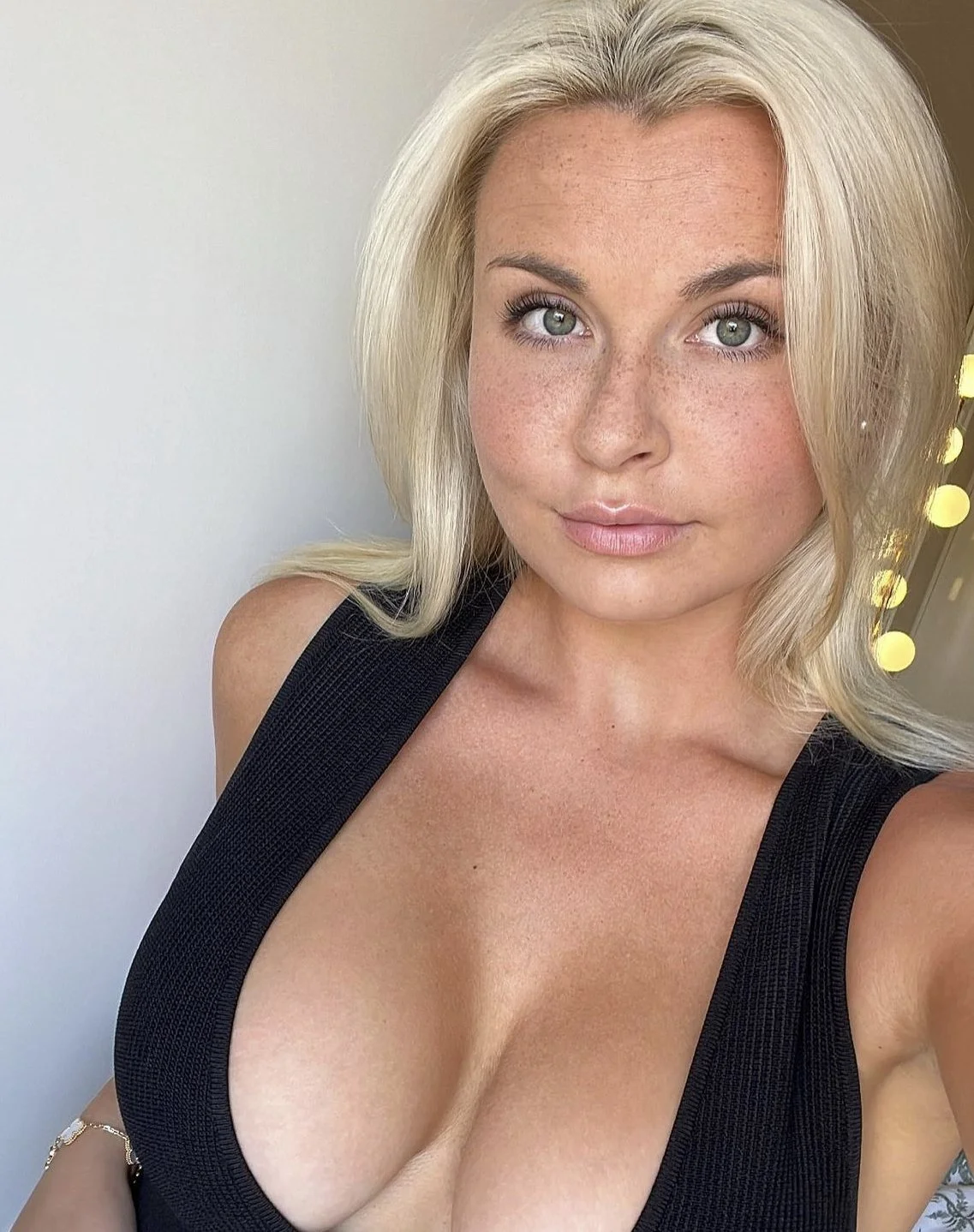 Blonde cum rag loves showing off her tits image 4