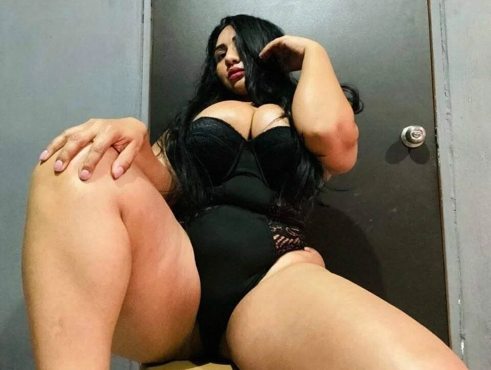 Cornudo entrega a la puta culona y tetona de su mujer, tremenda perra para darle semen. image 15