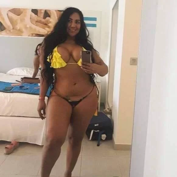 Cornudo entrega a la puta culona y tetona de su mujer, tremenda perra para darle semen. image 2