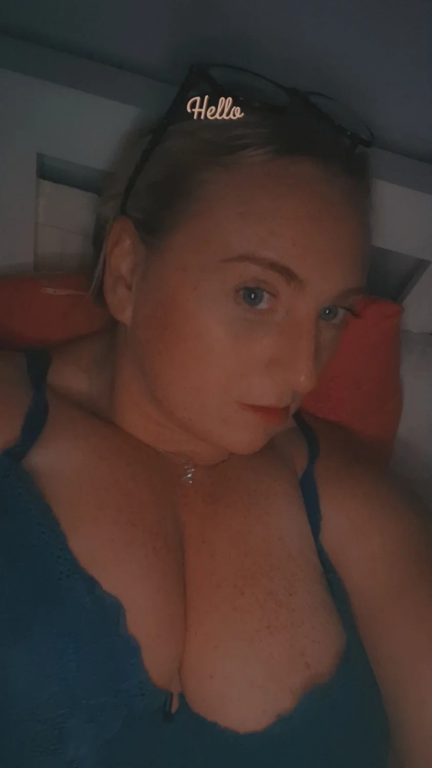 Few girls I wanna fuck image 9