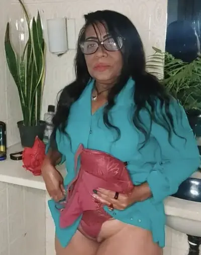 Vazou tia coroa madura safada limpando a casa mostrando o rabão cover image