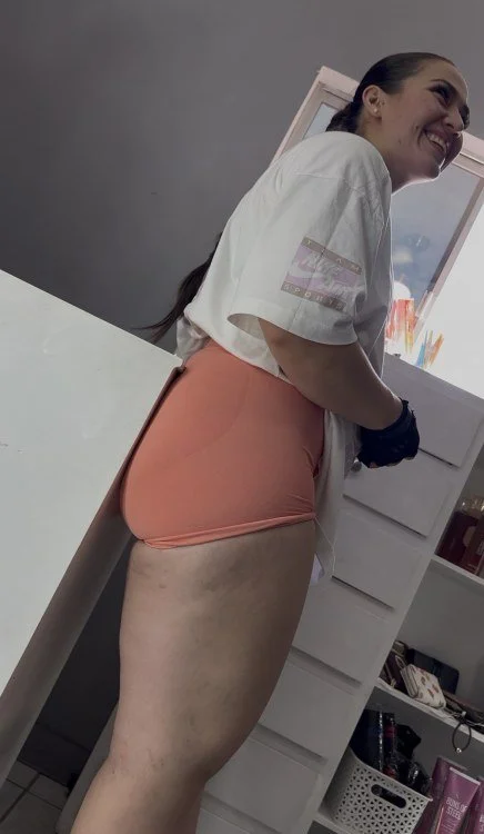 Mais um flagra da vendedora gostosa marcando tudo de legging image 6