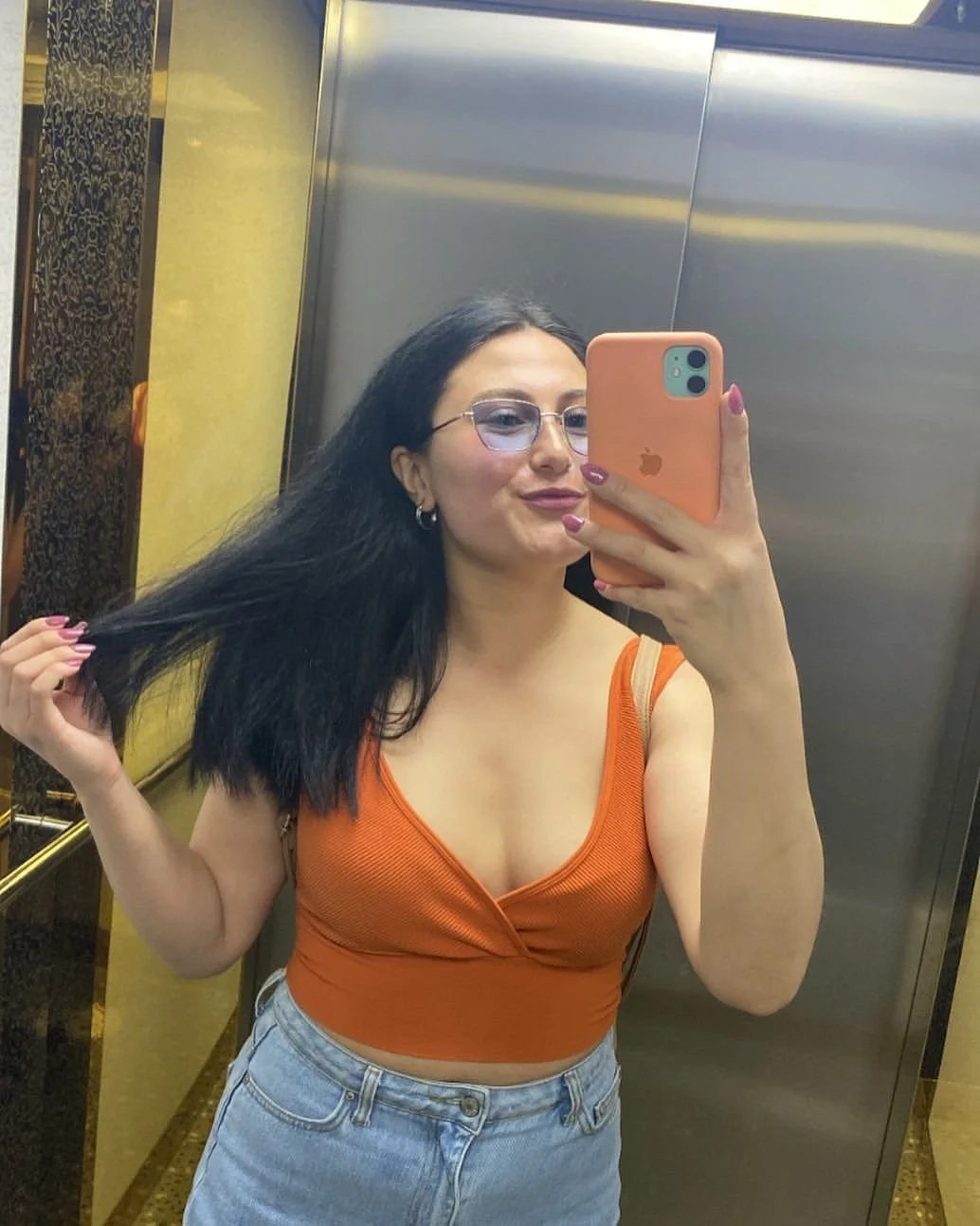 Slutty Girl Waiting for a men to make her scream! main image