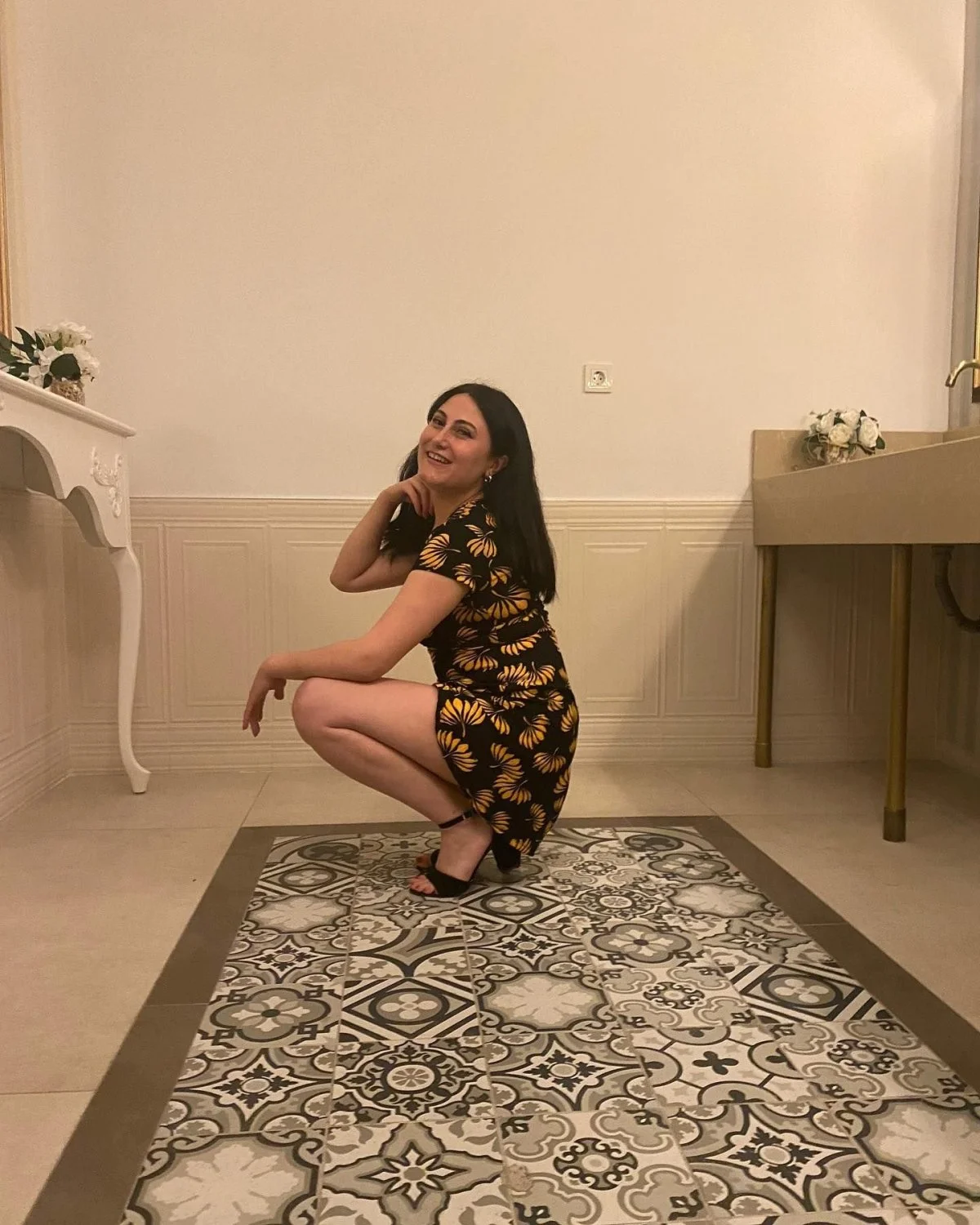 Slutty Girl Waiting for a men to make her scream! image 7