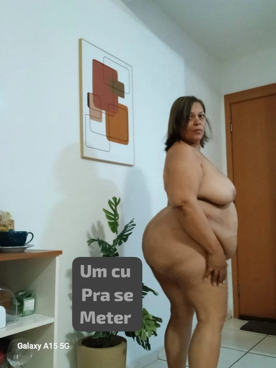 Madura se muestra para saber kien la kiere cojer main image