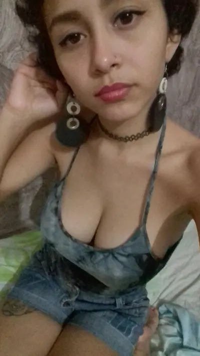 Peitos enormes da ninfeta putinha cover image