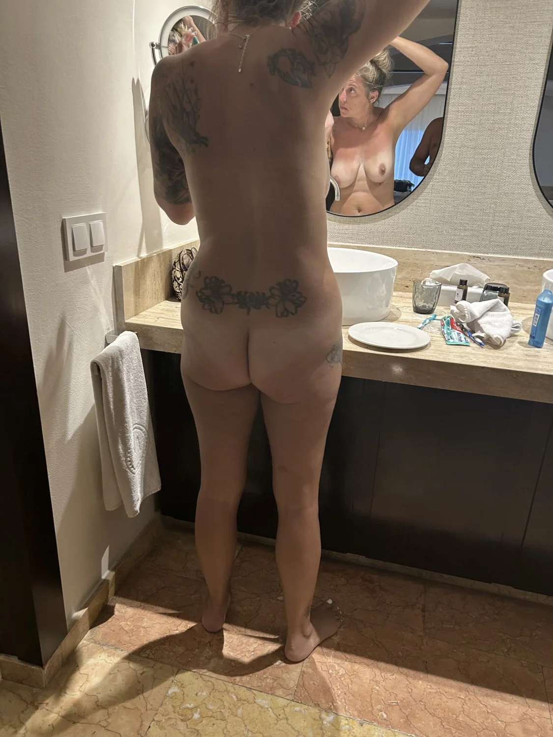 Tatted MILF Candids image 9