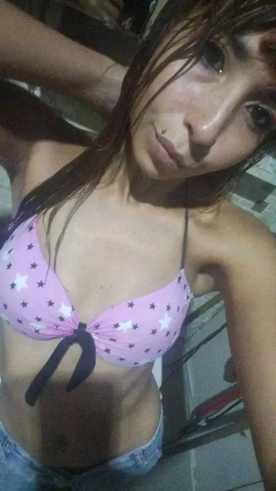 Puta de Facebook petiando como una puta image 12
