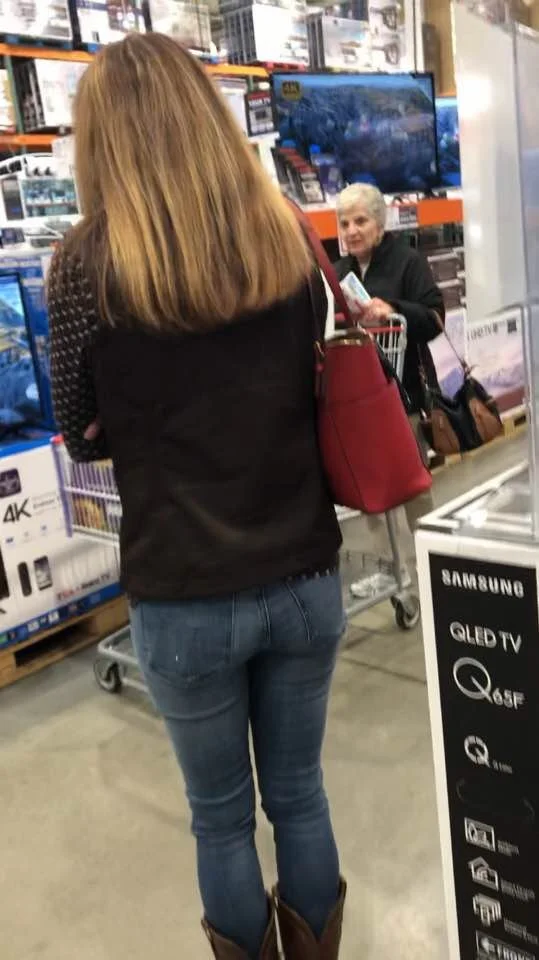 Hot GILF main image