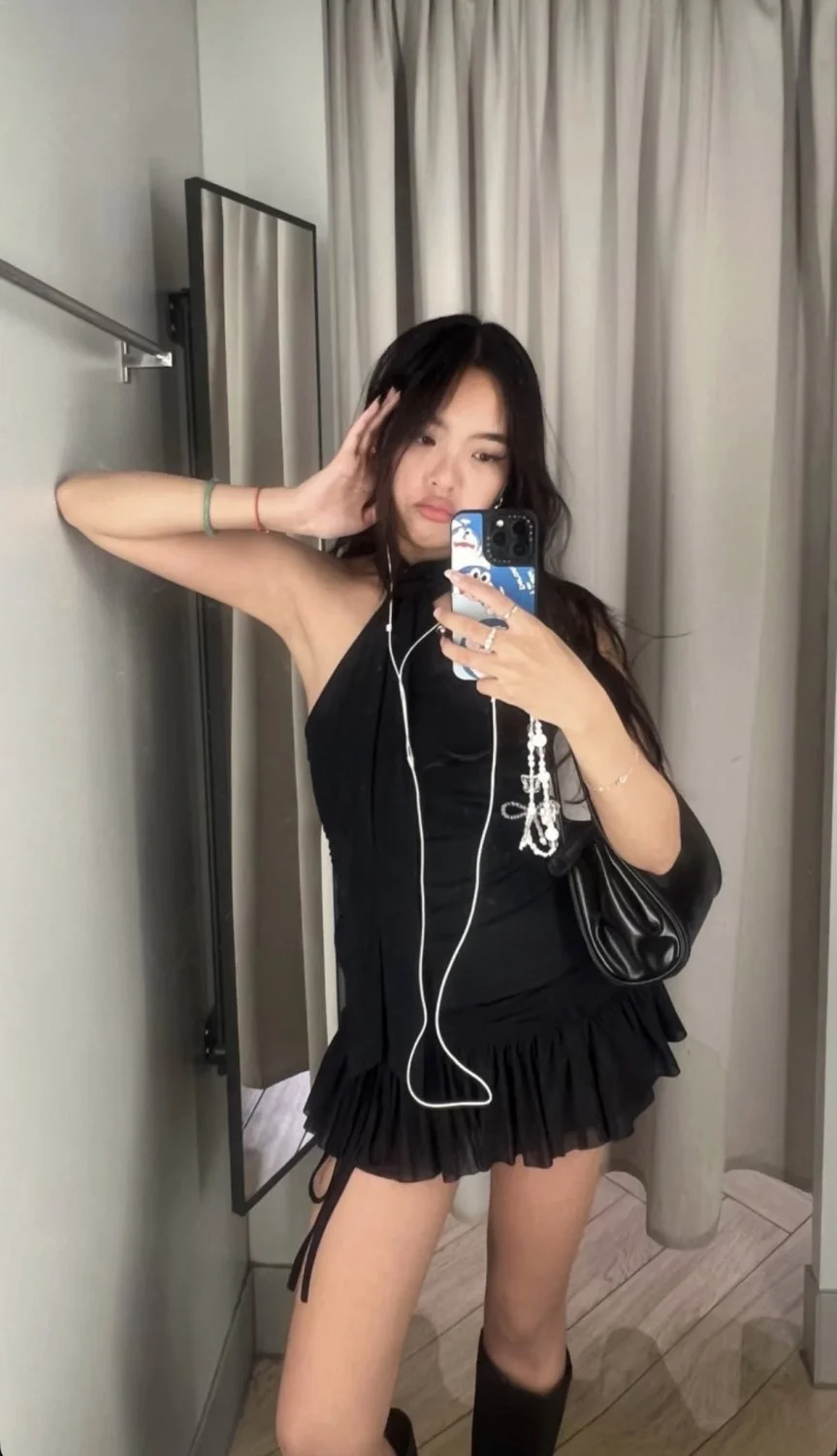 Innocent asian shows her beautiful pussy image 1