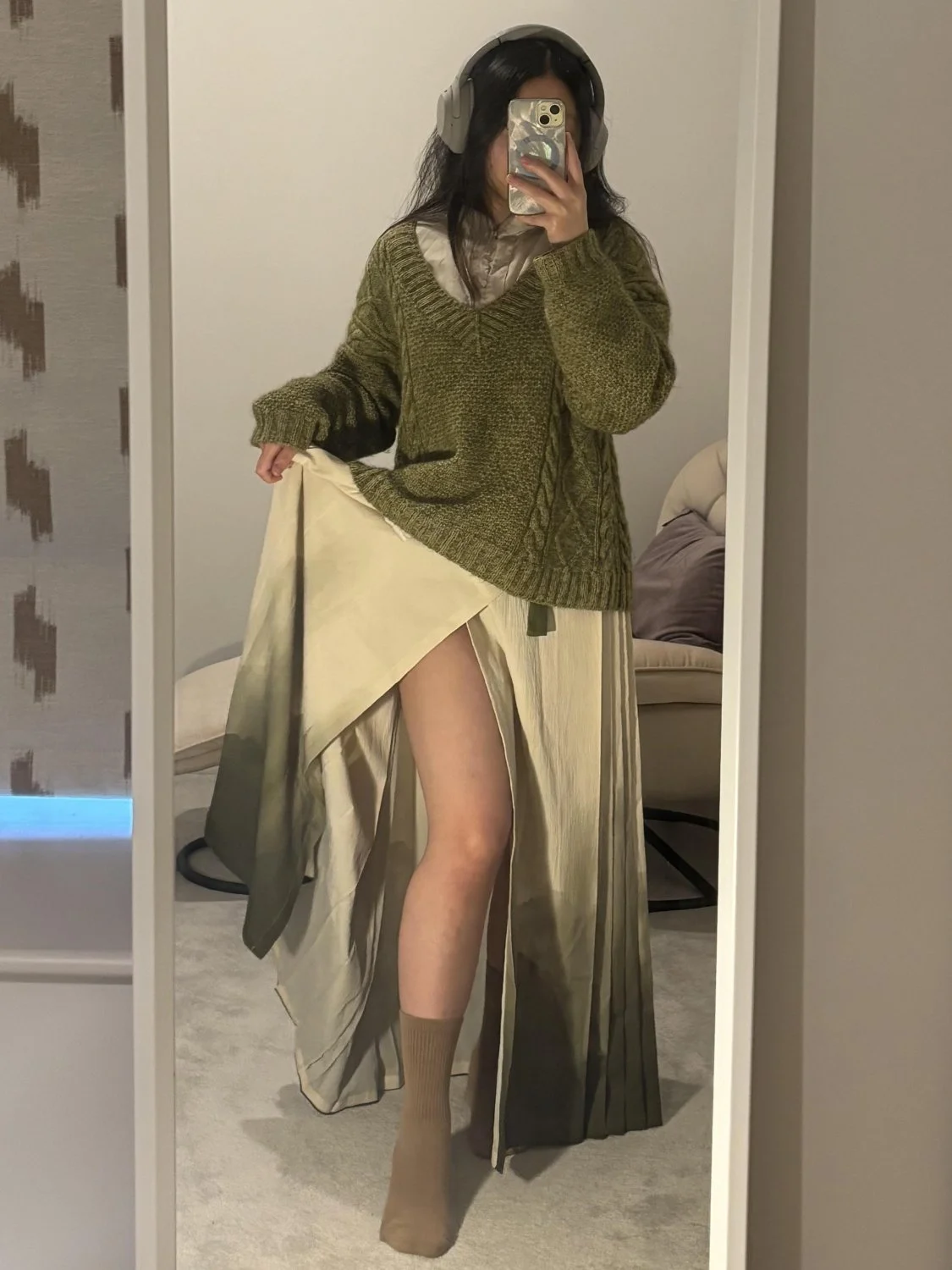 Innocent asian shows her beautiful pussy image 4