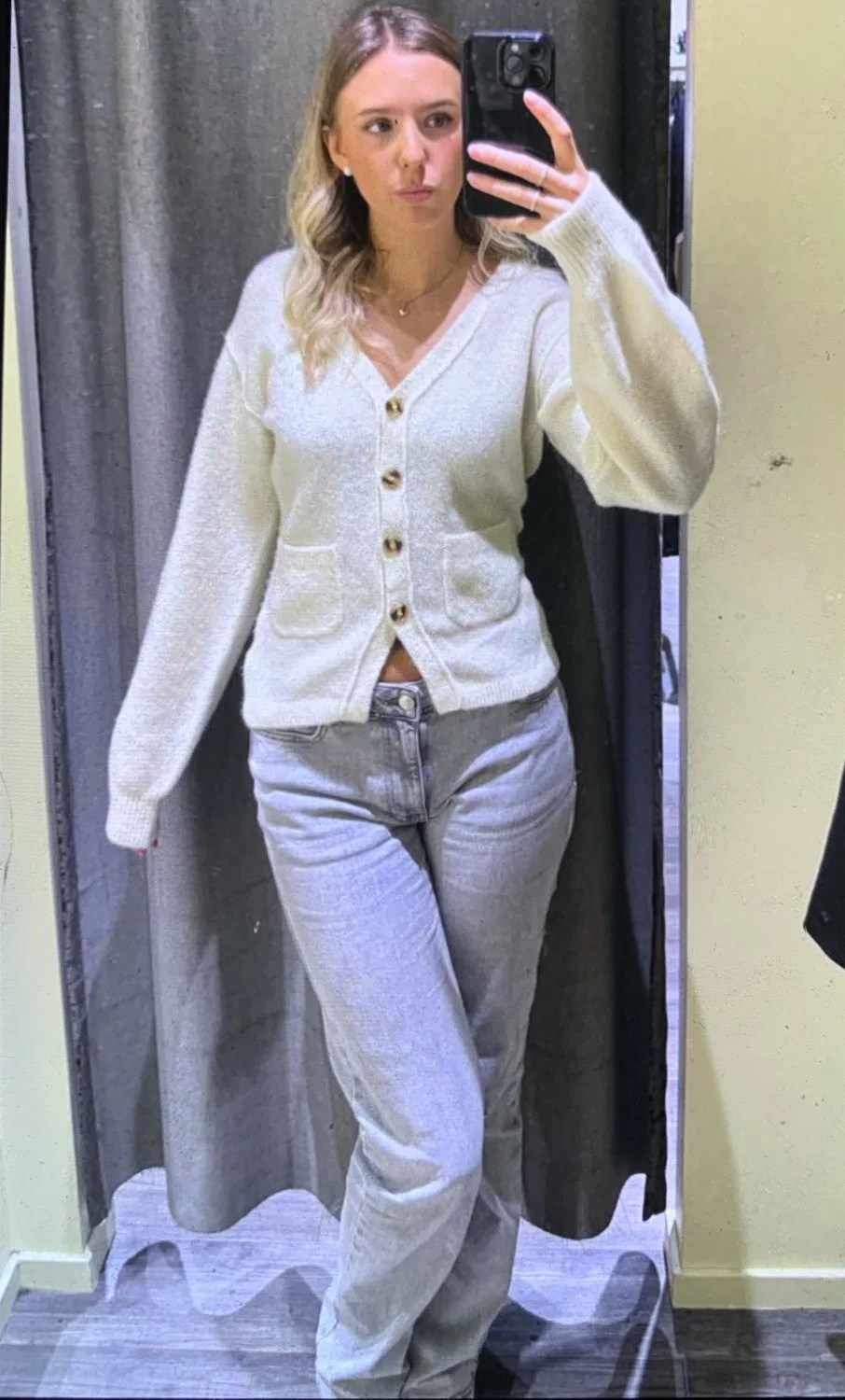 Blonde hottie, tell me if you recognise her image 8