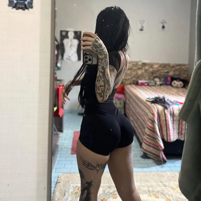 Putinha gótica tatuada muito gostosa image 19