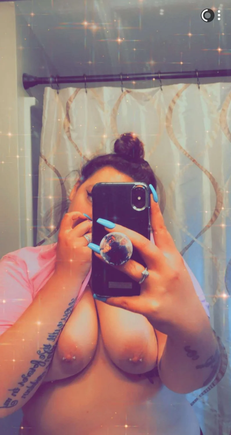 SHAKIN THAT ASS😍🤤 she's such a slut 😍 main image