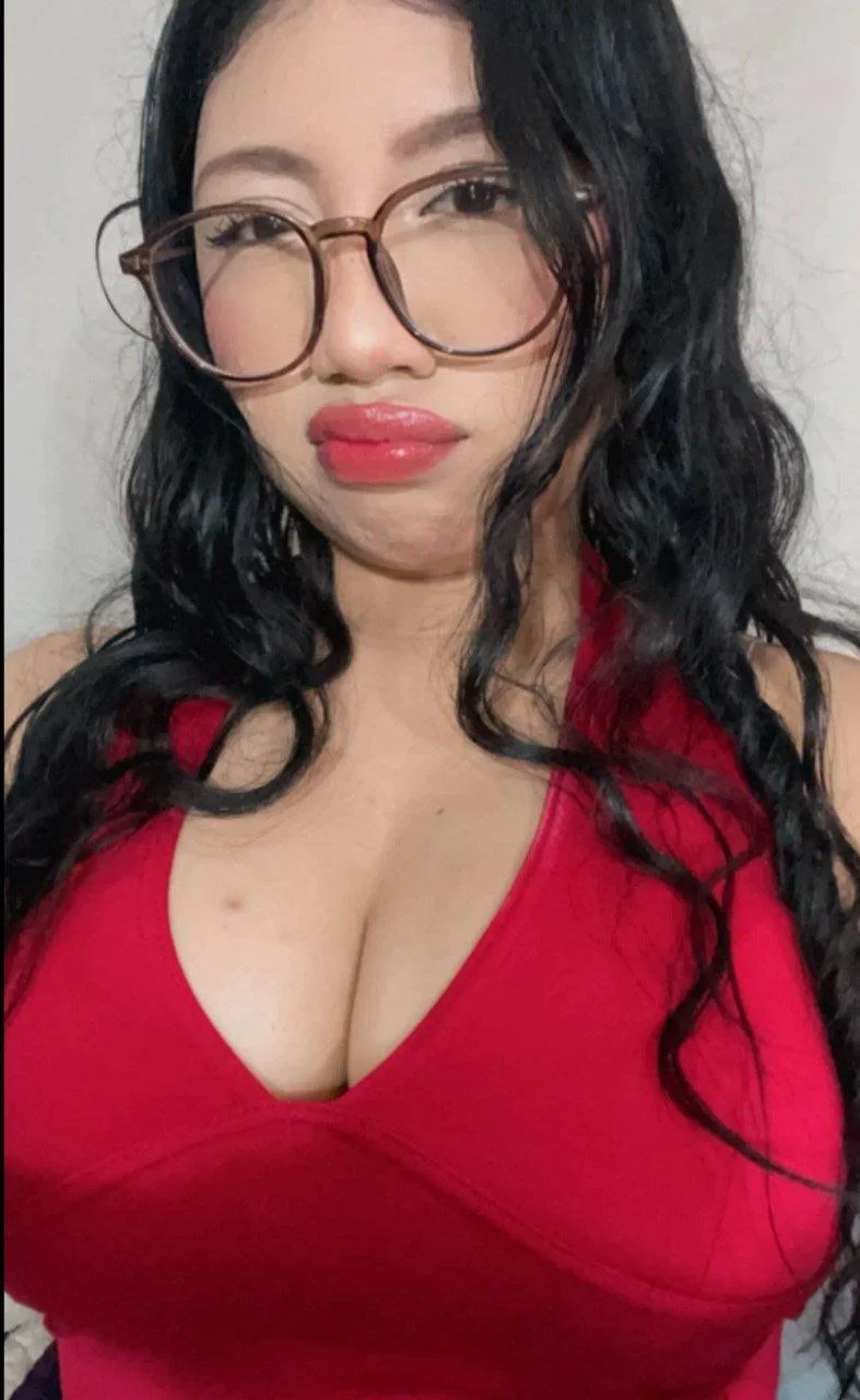 le gusta que la morboseen ala putita (le gusta enseñar las tetotas ala zorra) image 1