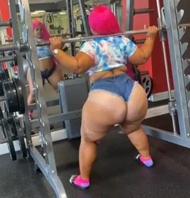 BBW BIG ASS🍑 EBONY🍫 AT THE GYM🏋‍♀️💪 PINKY🩷 image 2