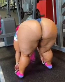 BBW BIG ASS🍑 EBONY🍫 AT THE GYM🏋‍♀️💪 PINKY🩷 image 4