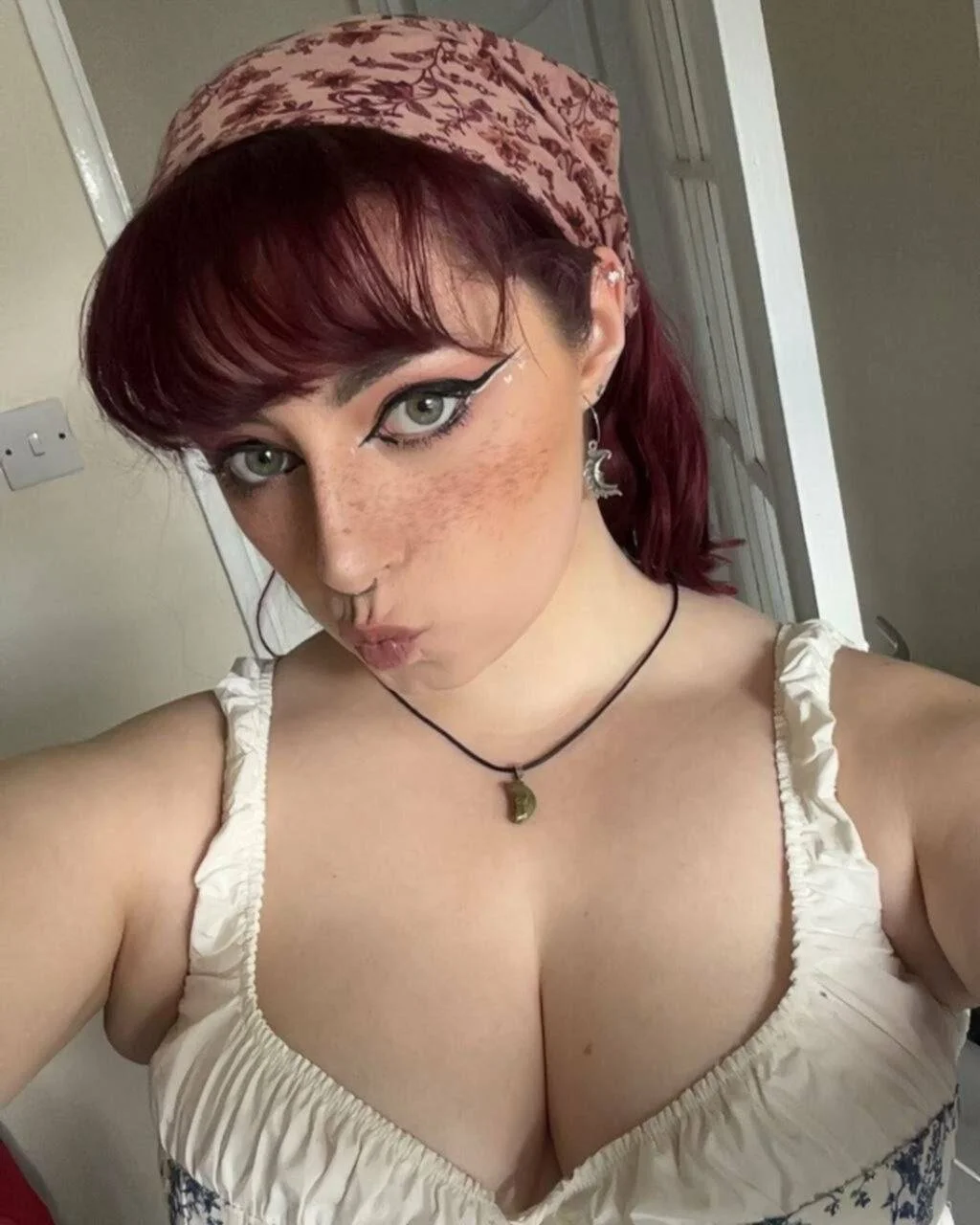 UK redhead slut Liv image 1