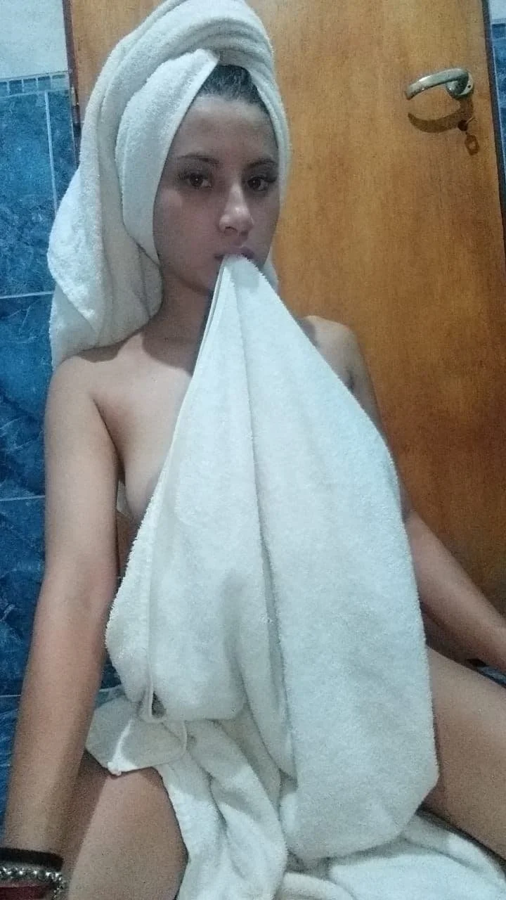 Flaca chichona manda fotos desnuda despues de bañarse🔥 image 8