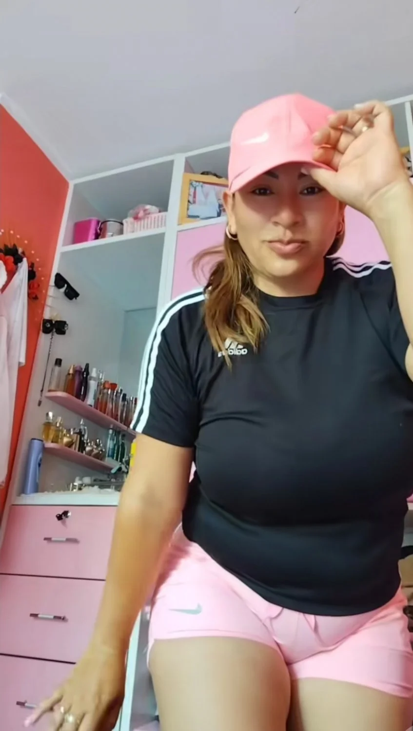 Dennisdely latina image 2