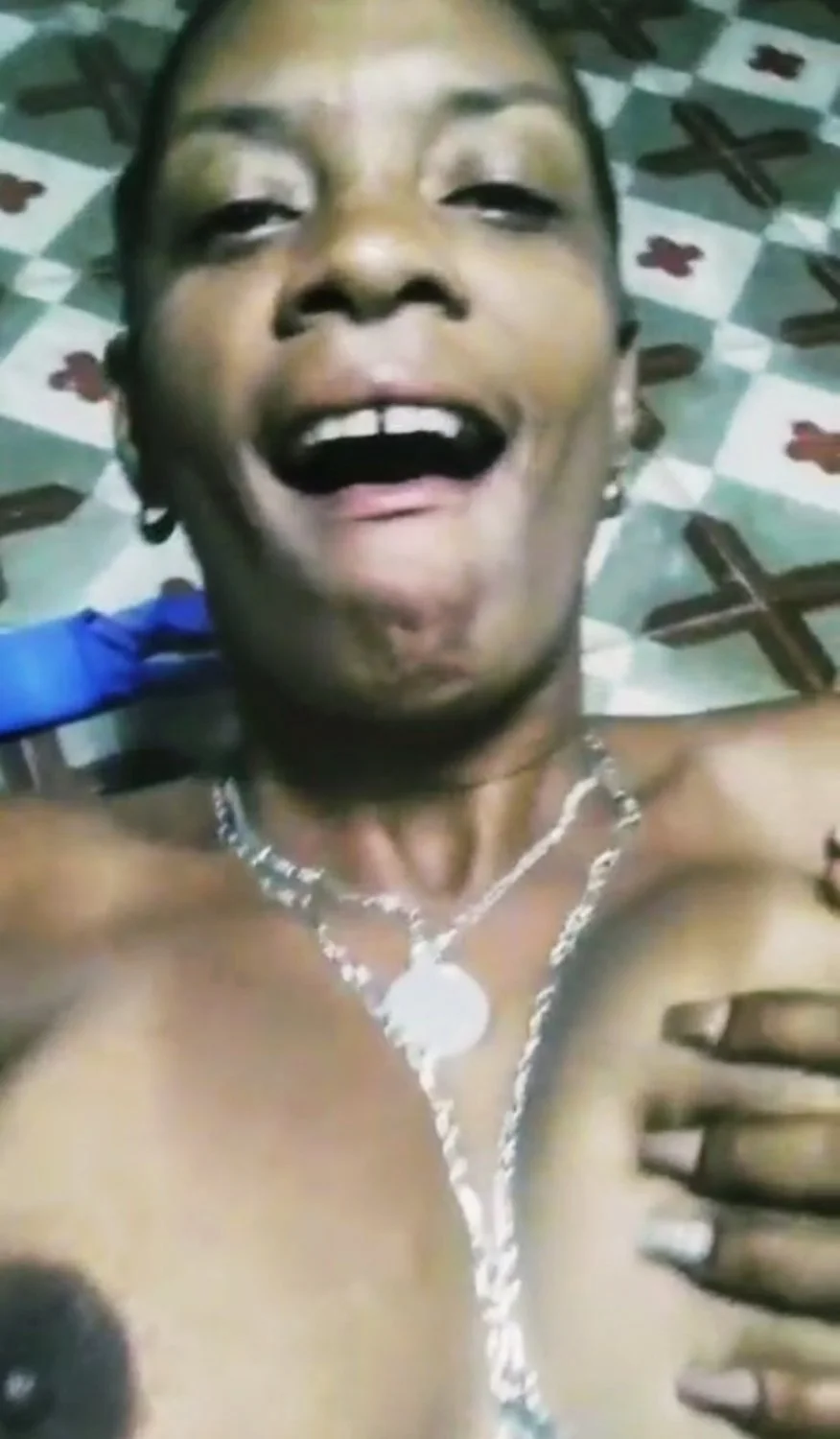 ME ENCANTA SENTIR UNA PINGA GRANDE MUY ANCHA Y VENUDA DENTRO DE MI TOTA ME SUPER EXITA image 2