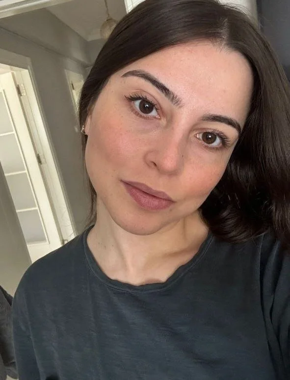 Hot Iranian MILF in her sexy time image 12