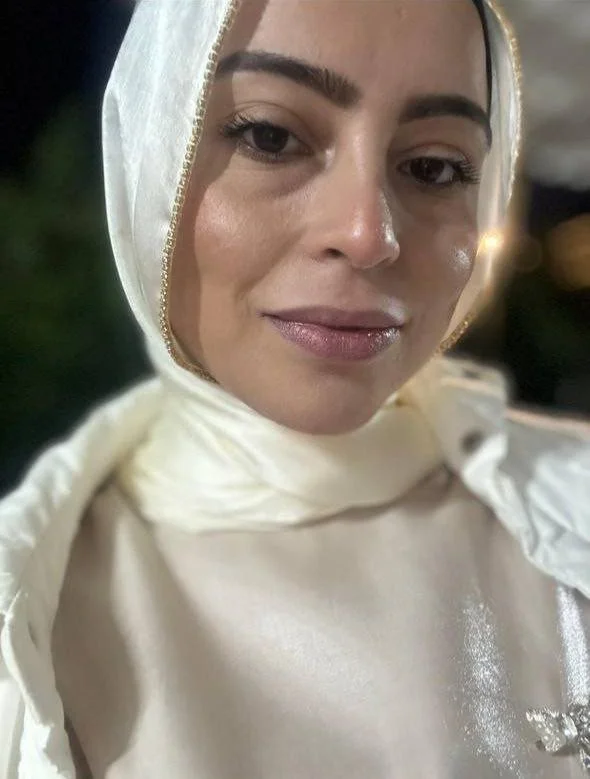 Hot Iranian MILF in her sexy time image 2