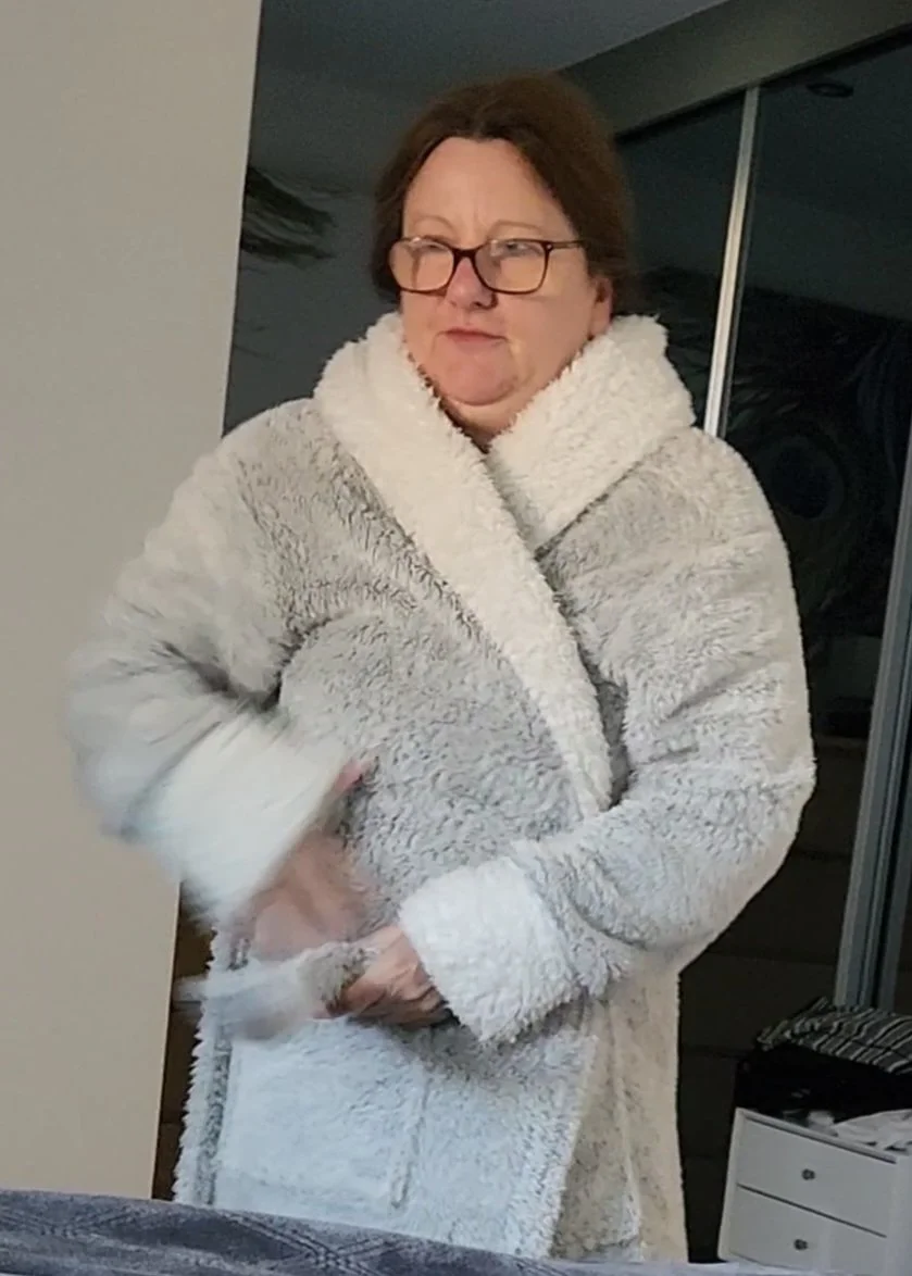 Want to watch this mature milf jiggle her tits or ass (or both!) Choose a pic to see! image 2