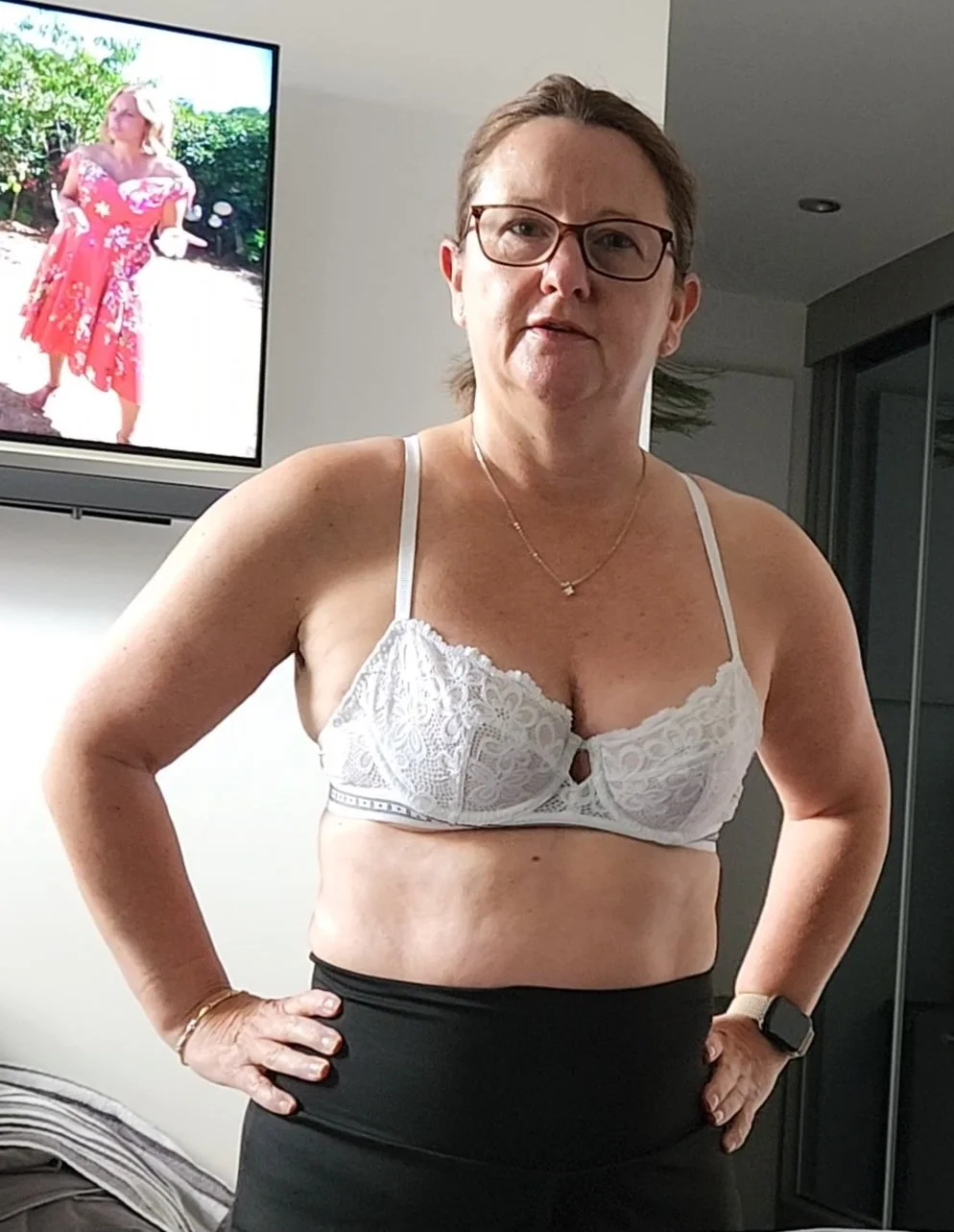 Want to watch this mature milf jiggle her tits or ass (or both!) Choose a pic to see! image 5