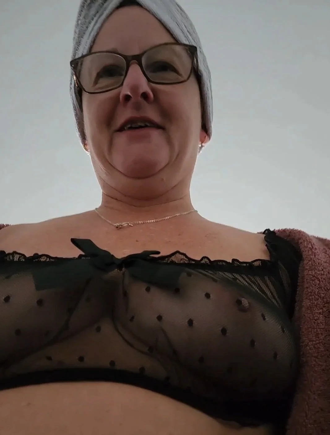 Want to watch this mature milf jiggle her tits or ass (or both!) Choose a pic to see! image 6