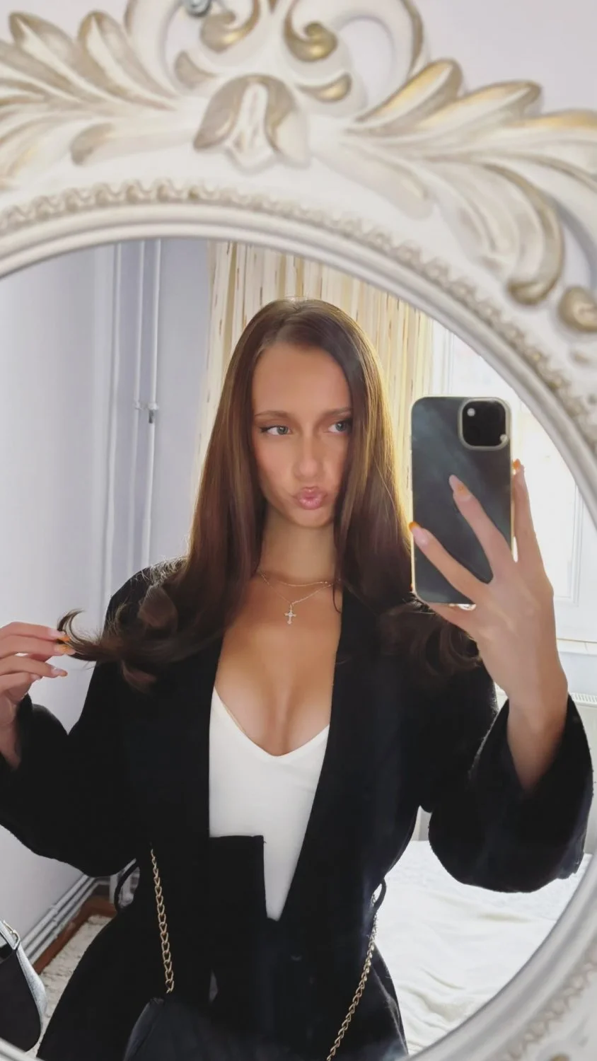 Stunning teen slut Amelia main image